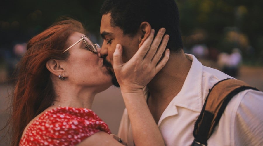 Dating Ukrainian Women in the United States: Surprising Insights on Public Displays of Affection, Do Ukrainian Women Like Holding Hands in Public?